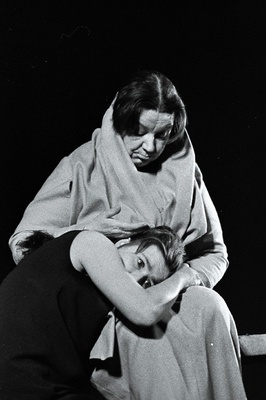 Stseen J. Anouilh'i tragöödiast „Antigone“ Eesti NSV Riiklikus Noorsooteatris. Antigone – Iivi Lepik, Amm – Eesti NSV teeneline kunstnik L. Lindau.  similar photo