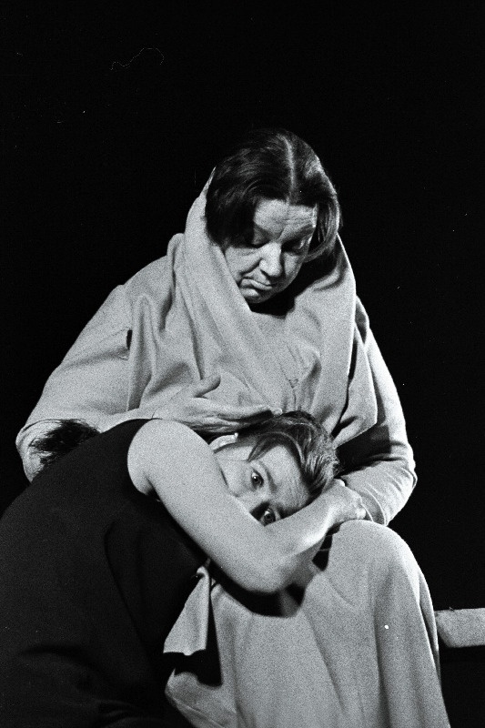 Stseen J. Anouilh'i tragöödiast „Antigone“ Eesti NSV Riiklikus Noorsooteatris. Antigone – Iivi Lepik, Amm – Eesti NSV teeneline kunstnik L. Lindau.