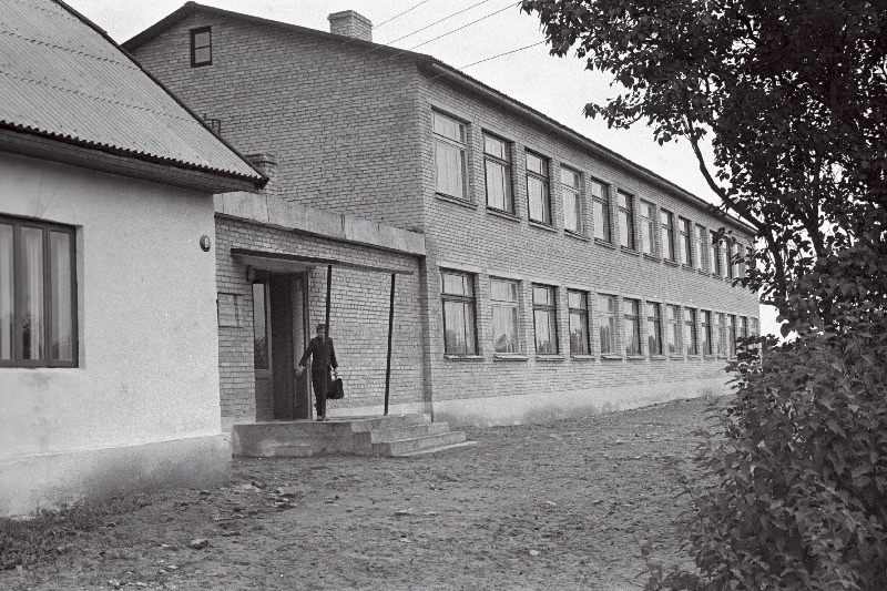 Vaade Rakvere rajooni Haljal kolhoosi 8-klassilisele koolile.