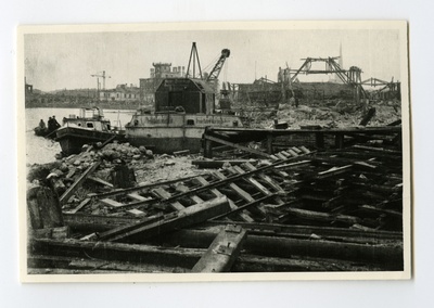 Sõjas purustatud Tallinna sadam. Esiplaanil sakslaste ujuvkkraana. Kaugemal Veeteede Valitsuse hoone varemed.  duplicate photo
