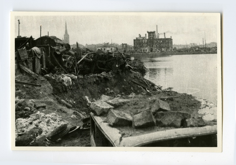 Sõjas purustatud Tallinna sadam, vaade Kaupmehe sillale. Kaid nr 1 ja nr 2.