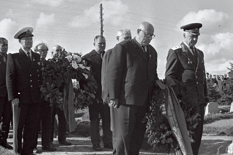 Saaremaa kaitsjad Lääne-Eesti saarestiku kaitse 25. aastapäeval Suures Isamaasõjas langenud Nõukogude Armee sõjameeste obeliski juurde Tehumardil pärgi viimas.