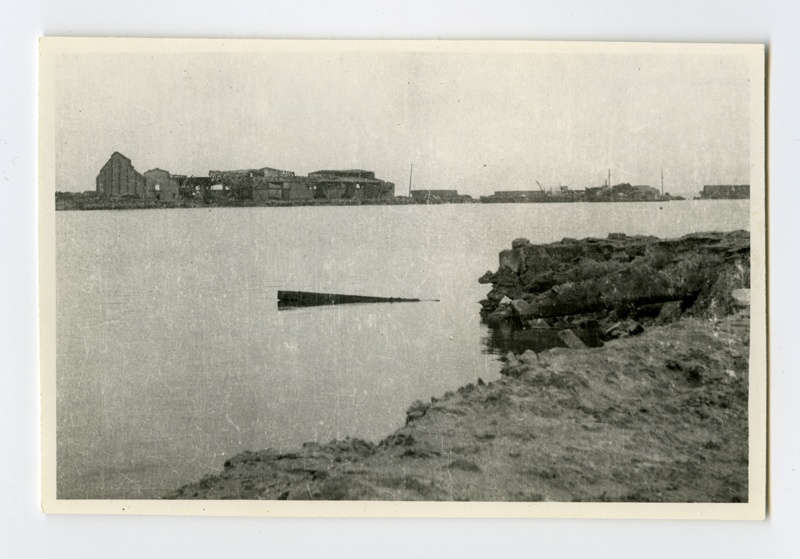 Sõjas purustatud Tallinna sadam, vaade Kaupmehe sillalt Läänemuulile