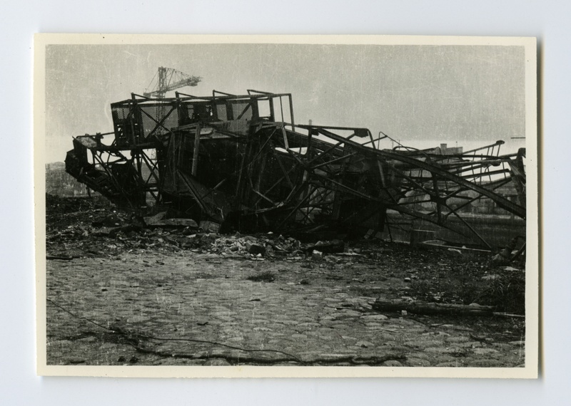 Sõjas purustatud Tallinna sadam. 1,5 tonnise tõstejõuga kraana töökodade territooriumil.