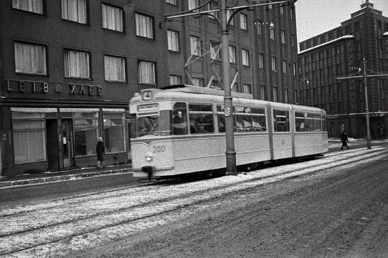 Saksa Demokraatlikust Vabariigist saadud vahelõõtsaga trammivagunid Pärnu maanteel.