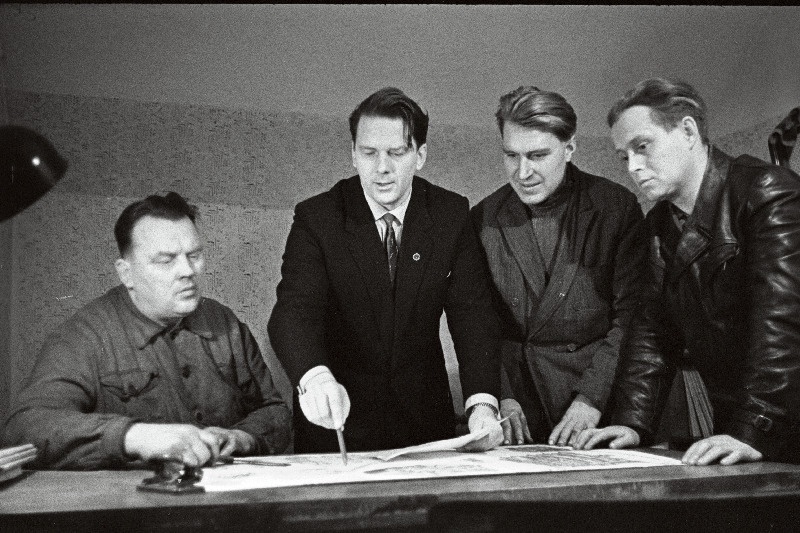 Viljandi rajooni J. Gagarini nimelise näidissovhoostehnikumi ratsionaliseerijad (vasakult) lukksepp-keevitaja B. Sõnajalg, peainsener-mehhanisaator H. Tusti, traktorist-kombainer E. Mikalai ja vaneminsener-tehnoloog V. Külmallik.
