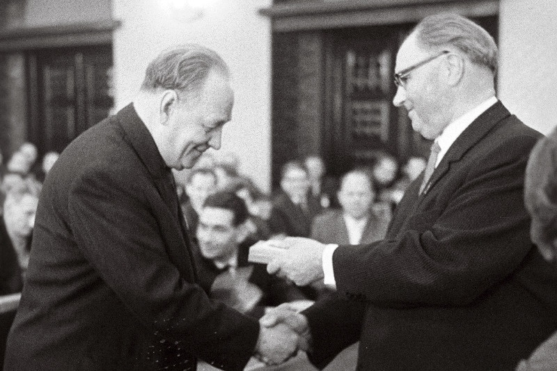 Eesti NSV Ülemnõukogu Presiidiumi esimees A. Müürisepp endisele partisanile A. Vahale juubelimedalit „20 aastat võidust 1941.-1945. a Suurest Isamaasõjas“ endiste partisanide  vabariiklikul kokkutulekul üle andmas.