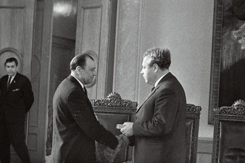 Eestimaa Kommunistliku Partei teine sekretär A. Vader endisele partisanile O. Saksale juubelimedalit „20 aastat võidust 1941.-1945. a Suurest Isamaasõjas“ endiste partisanide  vabariiklikul kokkutulekul üle andmas.