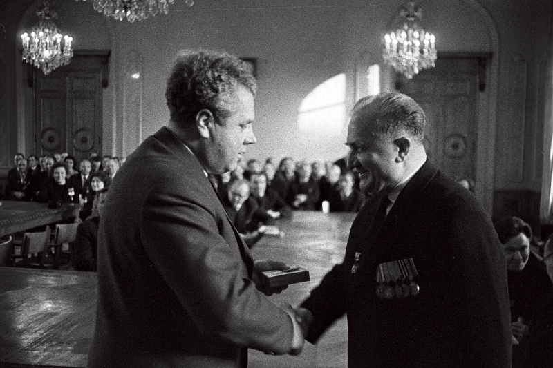 Eestimaa Kommunistliku Partei teine sekretär A. Vader endisele partisanile Ü. Taigrole juubelimedalit „20 aastat võidust 1941.-1945. a Suurest Isamaasõjas“ endiste partisanide  vabariiklikul kokkutulekul üle andmas.