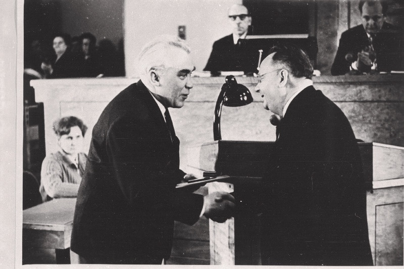 Eestimaa Kommunistliku Partei esimene sekretär J. Käbin NSV Liidu rahvakunstnikule G. Ernesaksale Nõukogude Eesti preemia laureaadi diplomit ja rinnamärki üle andmas.