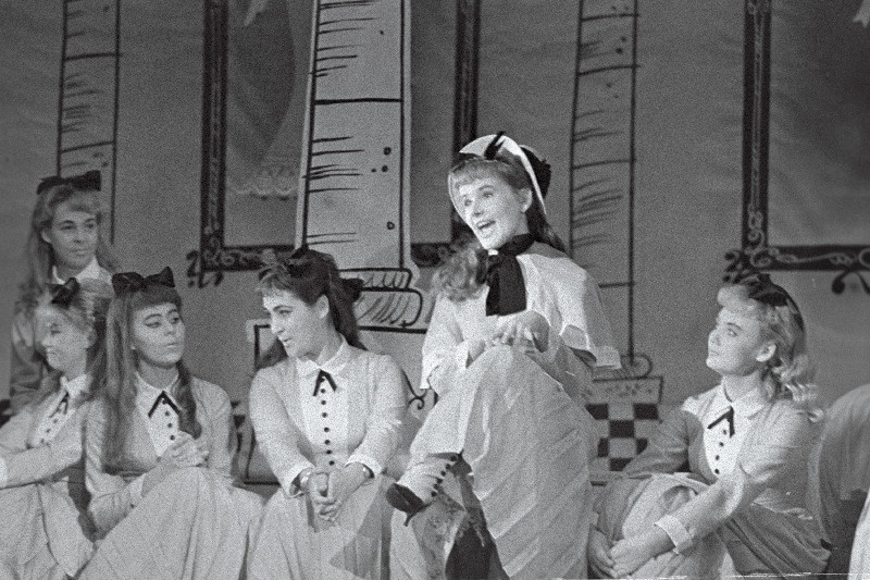 Stseen Herve operetist „Mam'zelle Nitouche“ Riiklikus Akadeemilises Teatris „Estonia“, Denise de Glorigny – Helgi Sallo (paremalt 2.).