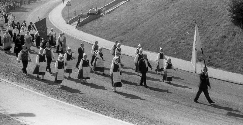 A. Nilsoni kogu. Negatiiv. Lõuna-Eesti segakooride laulupäev Põlvas 1983. Abja segakoor rongkäigus.