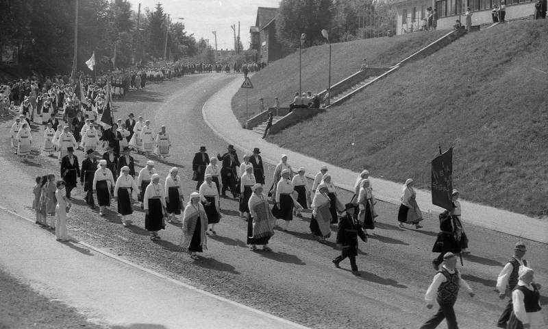 A. Nilsoni kogu. Negatiiv. Lõuna-Eesti segakooride laulupäev Põlvas 1983. Abja segakoor rongkäigus.