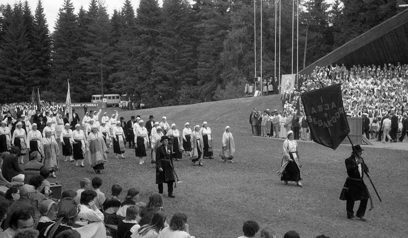A. Nilsoni kogu. Negatiiv. Lõuna-Eesti segakooride laulupäev Põlvas 1983. Abja segakoor rongkäigus.