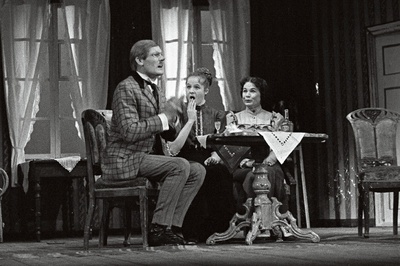 Stseen O. Lutsu näidendist „Äripäev“ Viljandi teatris Ugala, paremalt Maali – ENSV teeneline kunstnik Erika Torger, Juuli Vispel – Mall Sillandi ja Heinrich Georg Aadniel Kiir – Rudolf Kalm.  similar photo