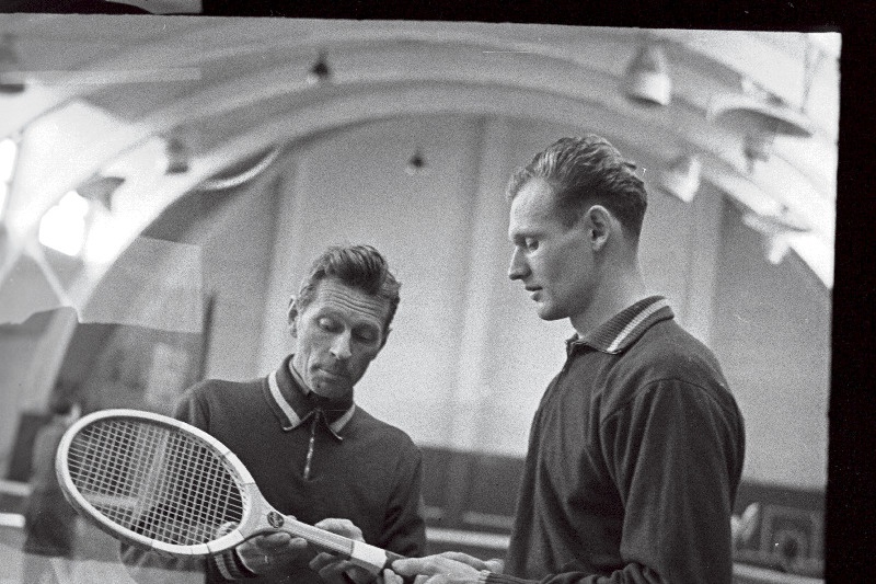 Eesti NSV tennisekoondvõistkonna vanemtreener NSV Liidu teeneline treener E. Kree (vasakul) ja tema kasvandik meistersportlane J. Parmas.