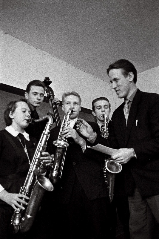 Märjamaa Keskkooli tootmisõppe ja estraadiorkestri juhataja Matti Jaago saksofonide rühmale näpunäiteid jagamas.