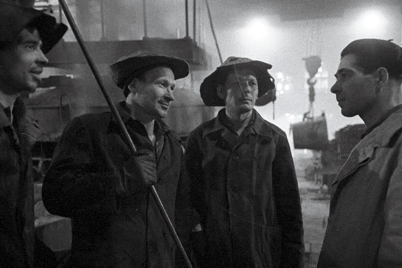 Tallinna Masinaehitustehase eesrindlik terasesulatajate brigaad (vasakult) A. Õunap, brigadir F. Pehhenko, A. Jelagin ja N. Telolekov.