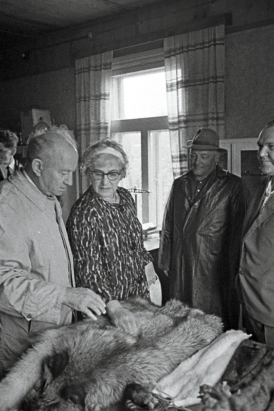 Kanada kommunistliku Partei esimees Tim Buck (vasakult esimene) koos teda saatvate isikutega  Eduard Vilde-nimelise kolhoosi juhatuses karusnahku vaatamas.