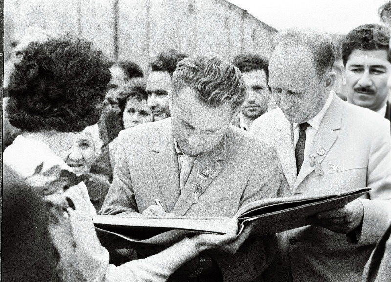 Eesti delegatsiooni liikmed Eestimaa Kommunistliku Partei Tartu Linnakomitee esimene sekretär V. Meister (paremalt teine) ja Eestimaa Kommunistliku Partei Keskkomitee sekretär L. Lentsman (paremalt esimene) alla kirjutamas Kirovokani Kunstkiutehase külalisraamatusse Eesti kunsti nädala ajal Armeenia NSV-s.
