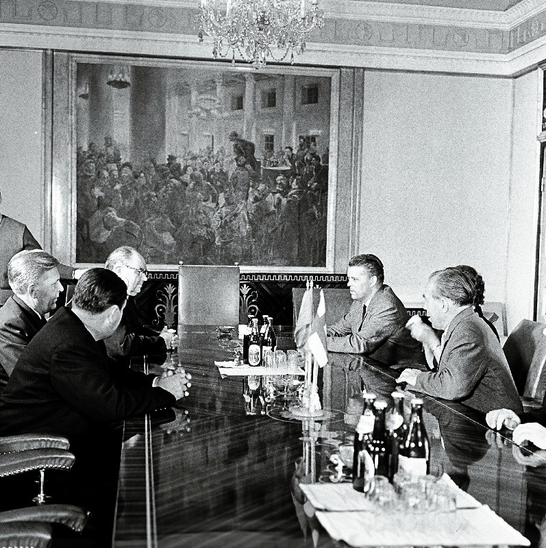 Soome Eduskonna esimene aseesimees Paavo Aitio (paremalt kolmas) vastuvõtul Eesti NSV ülemnõukogu Presiidiumi esimehe A. Müürisepa (vasakult kolmas) juures.