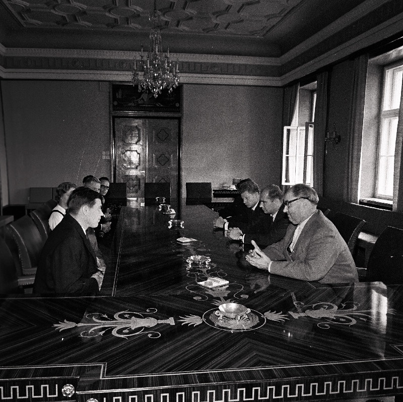 Soome põllumajandustöötajate delegatsioon vastuvõtul Eesti NSV Ülemnõukogu Presiidiumi esimehe A. Müürisepa (paremalt esimene) juures.