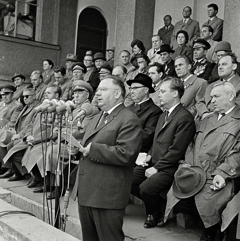 Eestimaa Kommunistliku Partei Keskkomitee I sekretär J. Käbin Eesti NSV fašistlikest okupantidest vabastamise 20. aastapäeva miitingul Komsomoli-nimelisel staadionil kõnelemas.