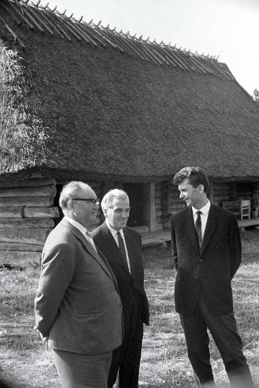 Vabaõhumuuseumi direktor O. Korsjukov (paremalt) Eesti NSV Ülemnõukogu Presiidiumi esimehele A. Müürisepale ja Eesti NSV kultuuriministrile A. Lausile muuseumi eksponaate tutvustamas.