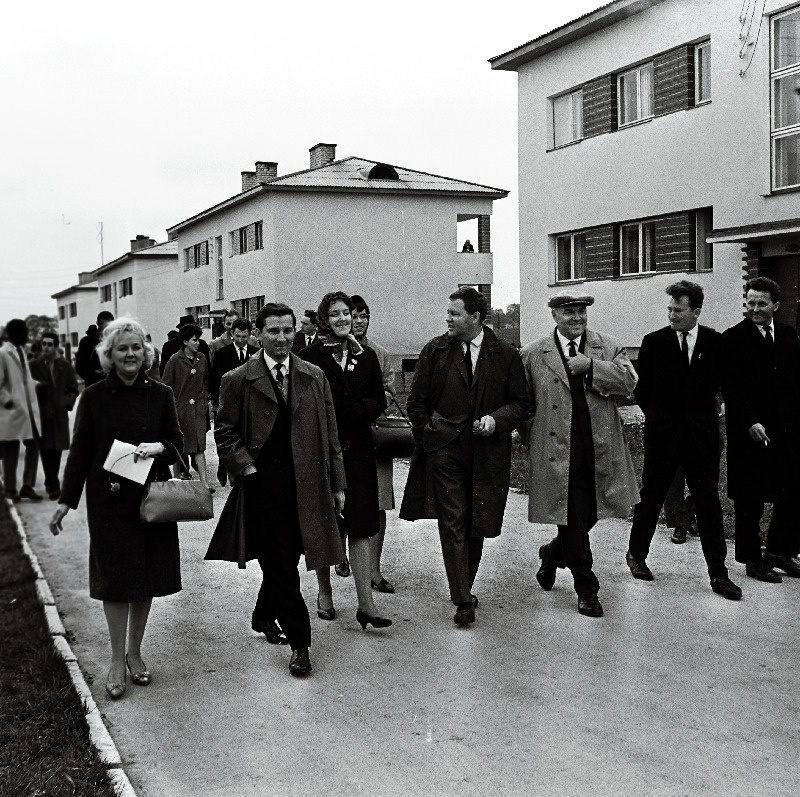 II ülemaailmse noorsoofoorumi delegaadid Sakuga tutvumas.