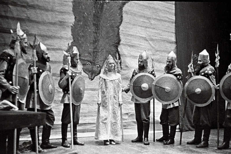 Stseen V. Kirberi lasteooperist "Tsaaritar ja 7 vägilast" Tallinna 39. Keskkooli õpilaste esituses RAT "Estonias". Tsaaritar - Anne Naaskel (keskel).