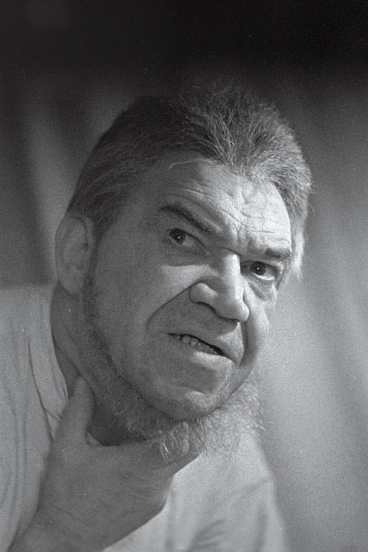 NSV Liidu rahvakunstnik Kaarel Karm kapten Uuetoa osas J. Smuuli näidendis "Kihnu Jõnn" V. Kingissepa nimelises TRA Draamateatris.