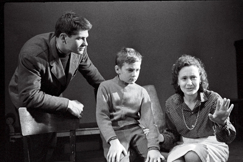 Stseen N. Ivanteri näidendi "Olime kord samasugused poisikesed" P. Pinna nimelise rahvateatri noorte õppestuudio esimese lennu eksamietenduse proovilt, vasakult Mees- Uno Prutkov, Šura- Tiit Luts ja Naine-Helemall Vokk.