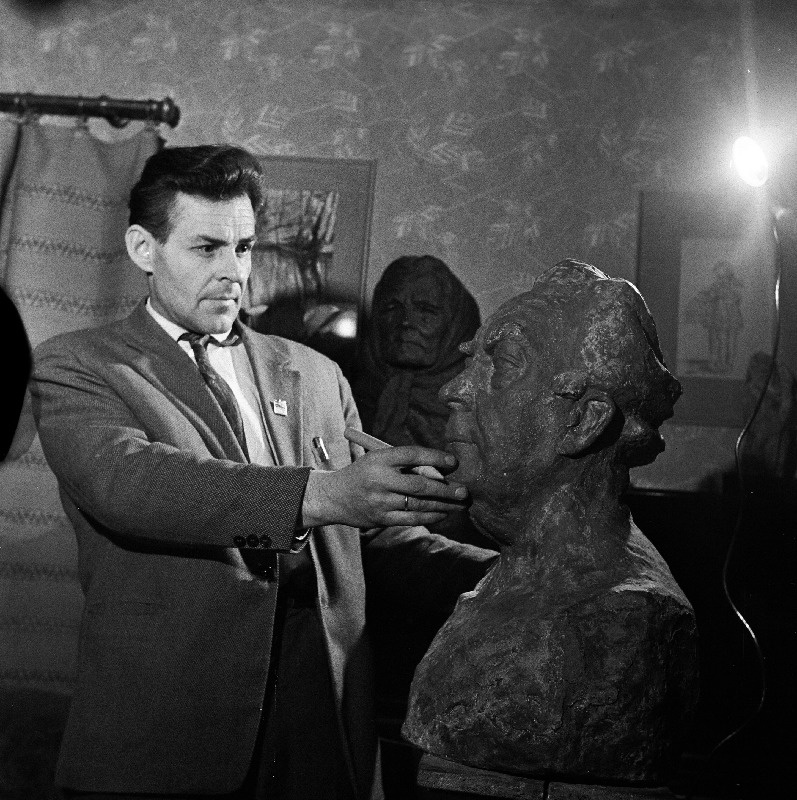 Haapsalu Lastekodu majandusjuhataja isetegevuslik skulptor Lembit Põld Tallinna Konservatooriumi õppejõu Leo Kalmeti skulptuuriportreed viimistlemas.