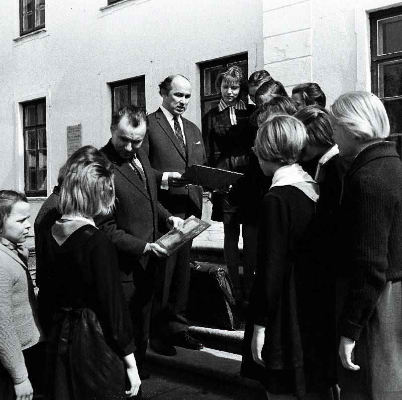 Kunstnikud A. Viidalepp ja I. Kimm kunstinädala raames Suuremõisa 8- klassilise kooli õpilastega kohtumas.