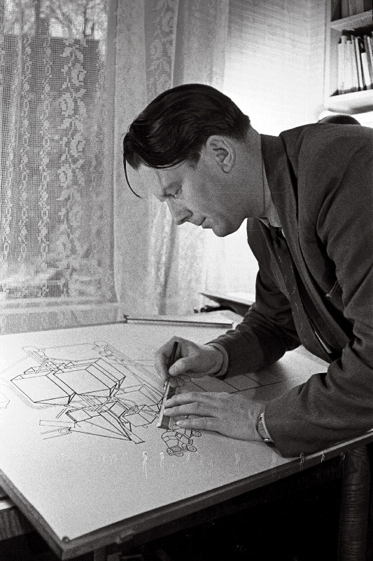 Viljandi rajooni J. Gagarini nimelise näidissovhoosi parim ratsionaliseerija, peainsener- mehanisaator Heino Tusti punkerkuivati uut moderniseeritud variante välja töötamas.