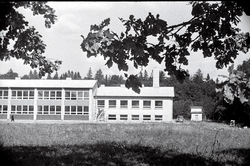 Retla 8-klassiline koolimaja.