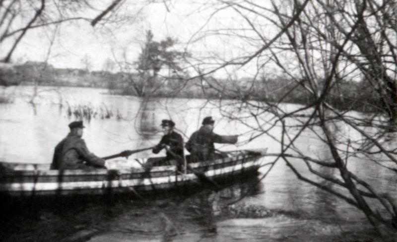 Vabadussõda. 6.Jalaväepolgu sõdurid kevadise suurvee ajal Ruhjas (Rujiena) paadisõidul.