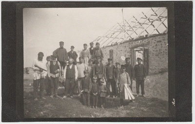 Kala (peipsi tint) kuivatustsehhi ehitamine Kuljele. Ehitajate ja tööliste grupifoto.  similar photo