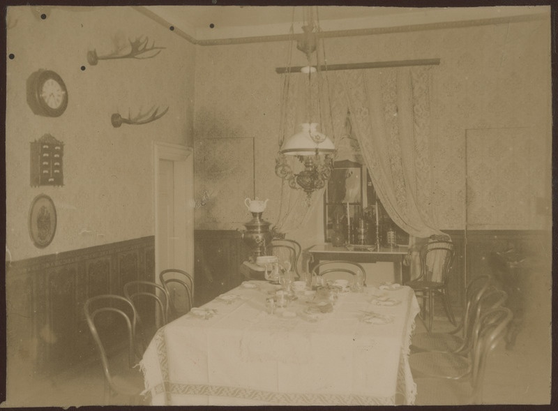 Sissevaade Haljava mõisa söögituppa