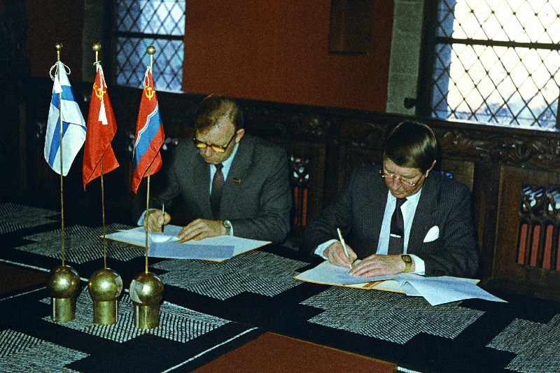 Tallinn-Kotka sõpruslepingule kirjutavad alla Tallinna RSN Täitevkomitee esimees Harri Lumi (vasakul) ja Kotka linnapea Pauli-Erik Sutela.