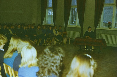 Vaade Tallinna 42. Keskkooli saali kohtumise ajal Eesti NSV Ministrite Nõukogu esimehe esimese asetäitja Indrek Toomega.  similar photo