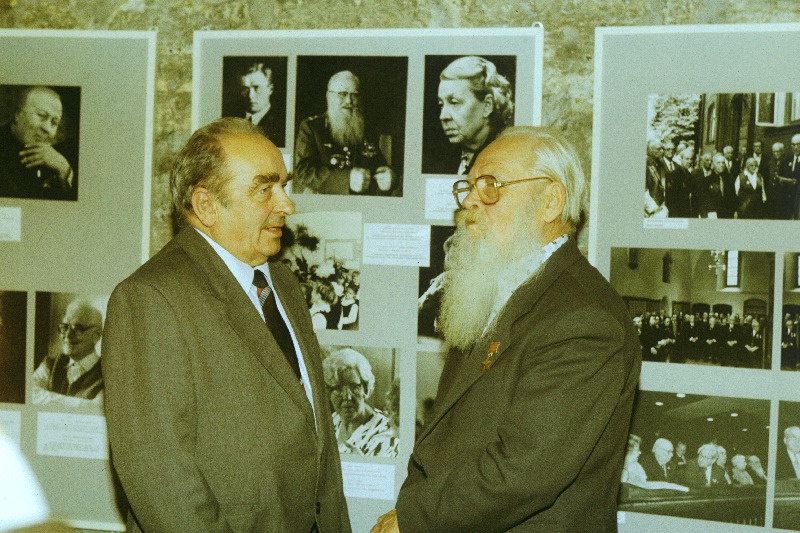 Nõukogude Liidu kangelane Endel Puusepp (paremal) ja fotograaf Georgi Tsvetkov vestlevad G. Tsvetkovi autorinäitusel.