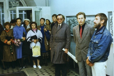 Graafik Tõnu Soo tööde näitusmüügi avamisel Draakoni galesiis kõneleb Eesti NSV Kunstnike Liidu juhatuse sekretär Heinz Valk.  similar photo