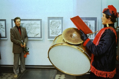Graafik Tõnu Soo (vasakul) tööde näitusmüügi avatseremoonia Draakoni galeriis.  similar photo