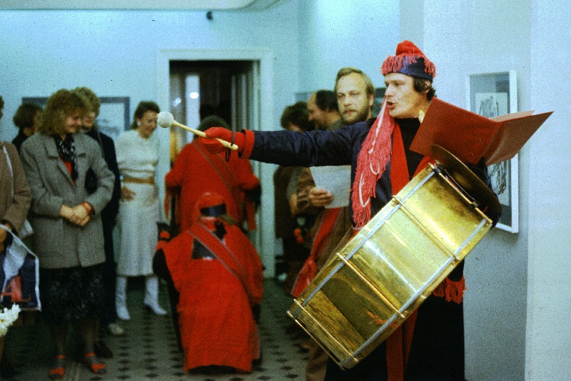 Graafik Tõnu Soo tööde näitusmüügi avatseremoonia Draakoni galeriis.
