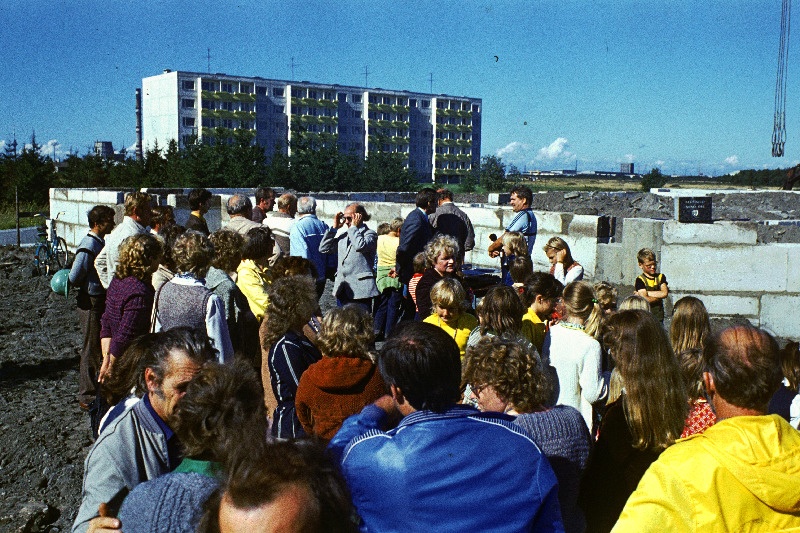 Vaade Loo 8-kl Kooli nurgakivi panekule.