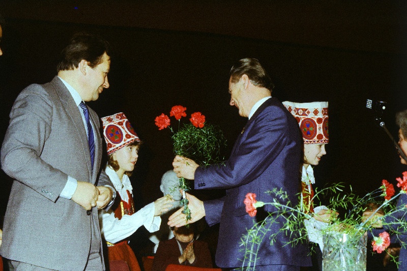Eesti NSV Ministrite Nõukogu esimees Eesti NSV Ülemnõukogu saadikukandidaat Bruno Saul kohtumisel oma valijatega.