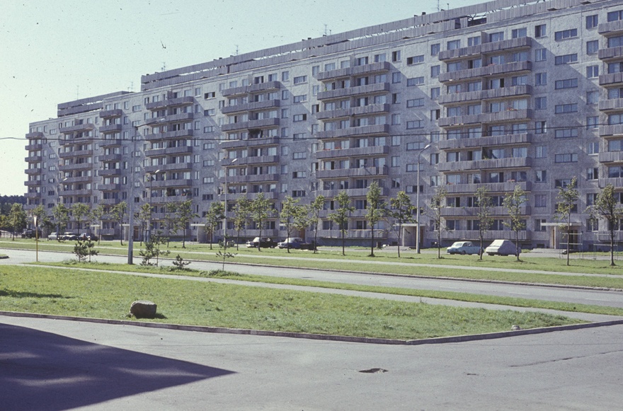 Mustamäe, 9-korruselised paneelelamud Sõpruse pst ääres