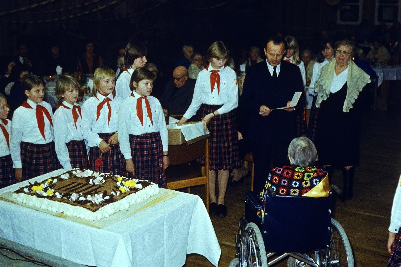 Personaalpensionär Madli Petreed tema 100. sünnipäeval õnnitlevad Obinitsa 8-klassilise Kooli pioneerid.