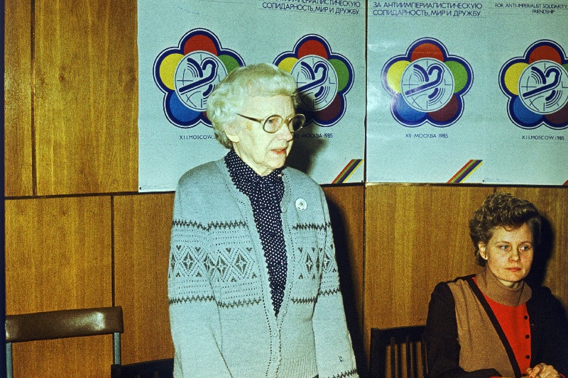 Koolinoorte rahuteemaliste konkursside võitjaid tervitab Eesti NSV Rahukaitsekomitee aseesimees NSV Liidu Rahufondi Eesti osakonna esimees Olga Lauristin.